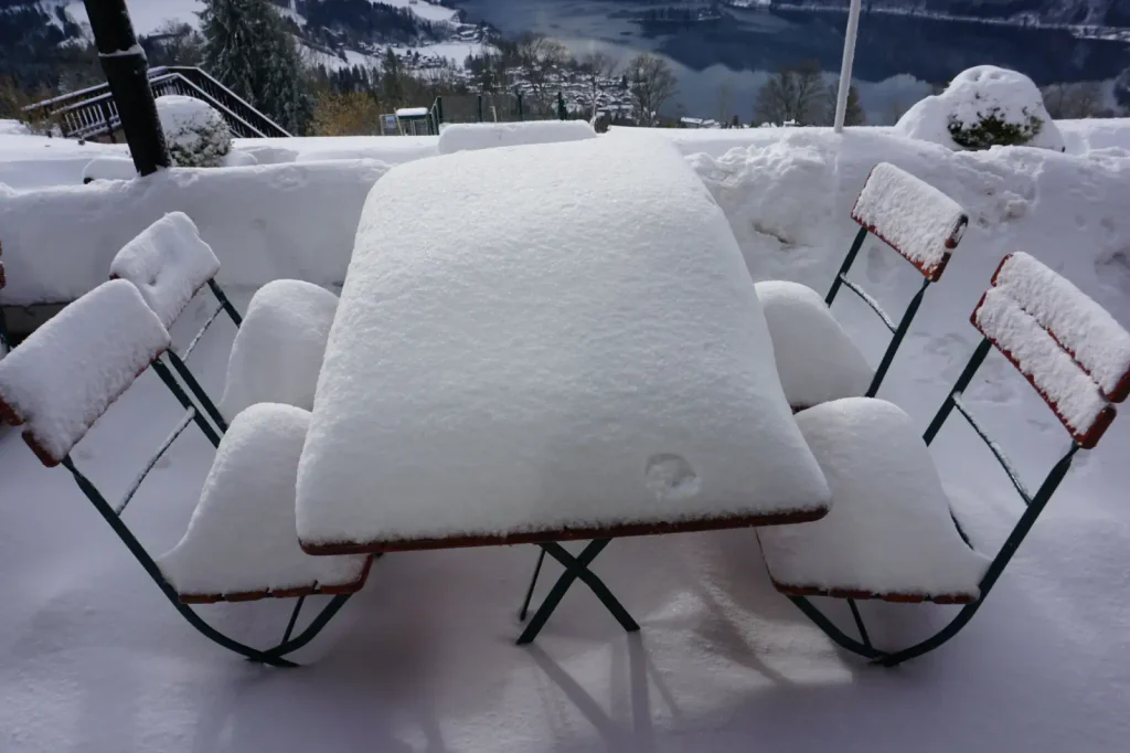 Zahradní nábytek už zřejmě budeme muset zazimovat.