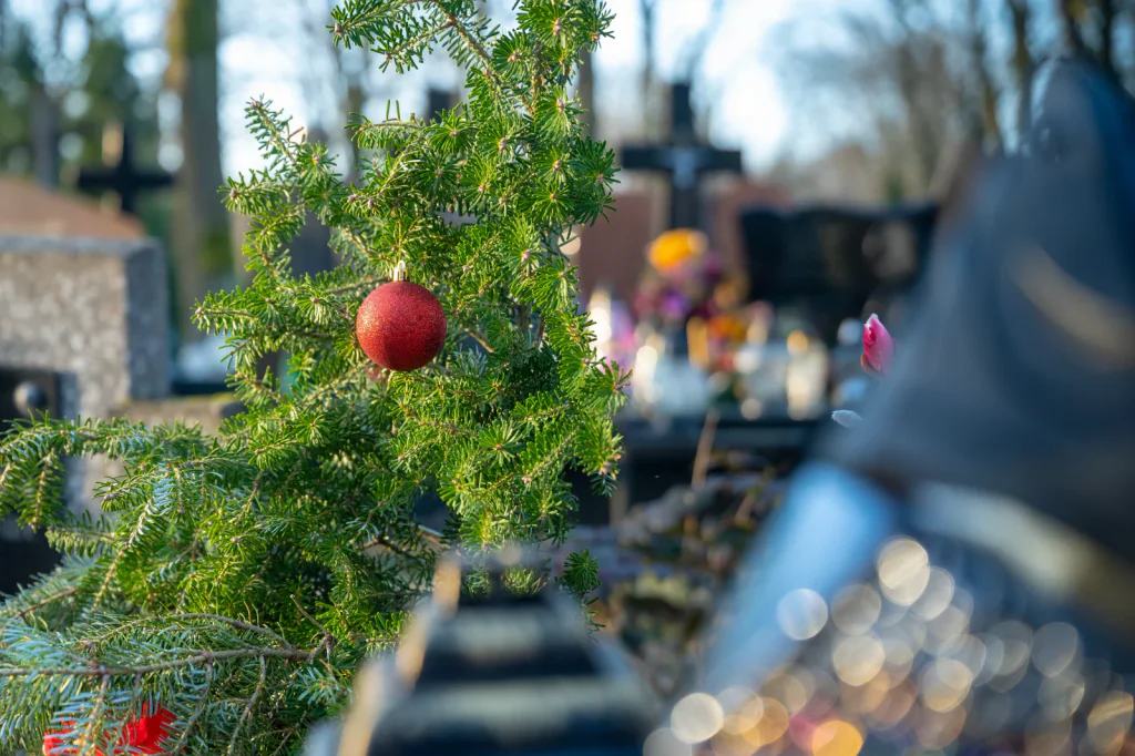 Jak upravit hrob na Vánoce levně. Řešení za pár korun, které zvládá mráz, déšť i sníh bez údržby.