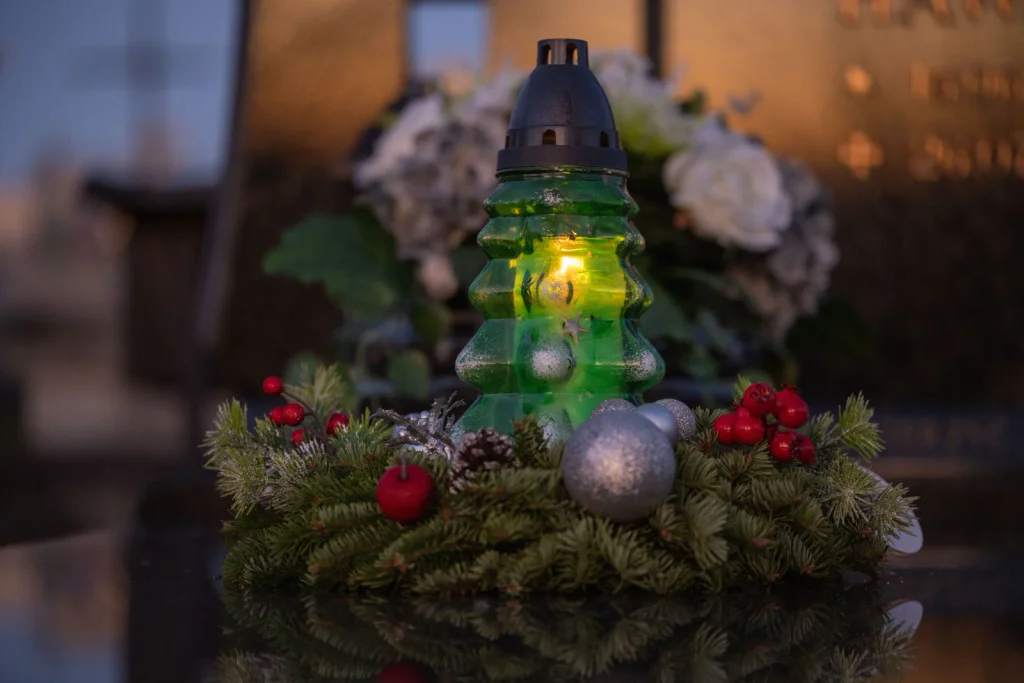 Jednoduchá vánoční výzdoba hrobu. Nízká cena, dlouhá životnost a jistota, že vydrží celou zimu.