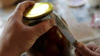 Není důležitá síla, ale technika: Jak otevřít i ty nejodolnější zavařovací sklenice