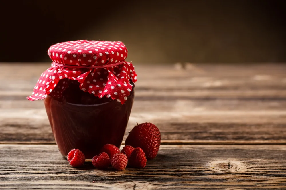 džem v zavařovací sklenici