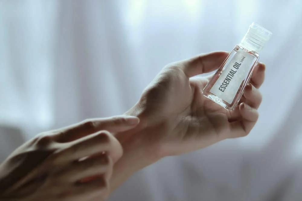 esenciální olej v ruce