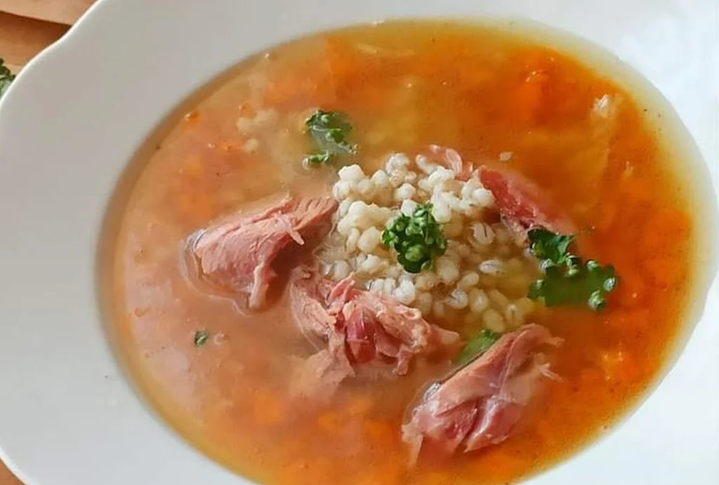 Uzená polévka s kroupami.