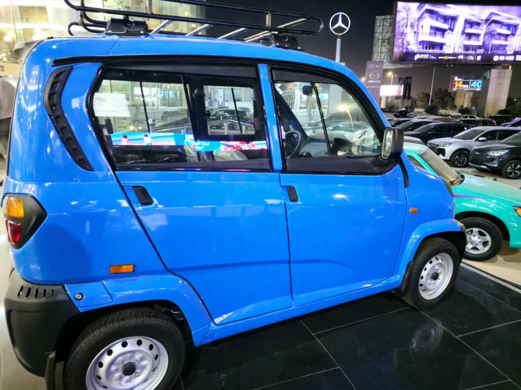 Už svým tvarem vozidlo napovídá, že vlastně není autem. 