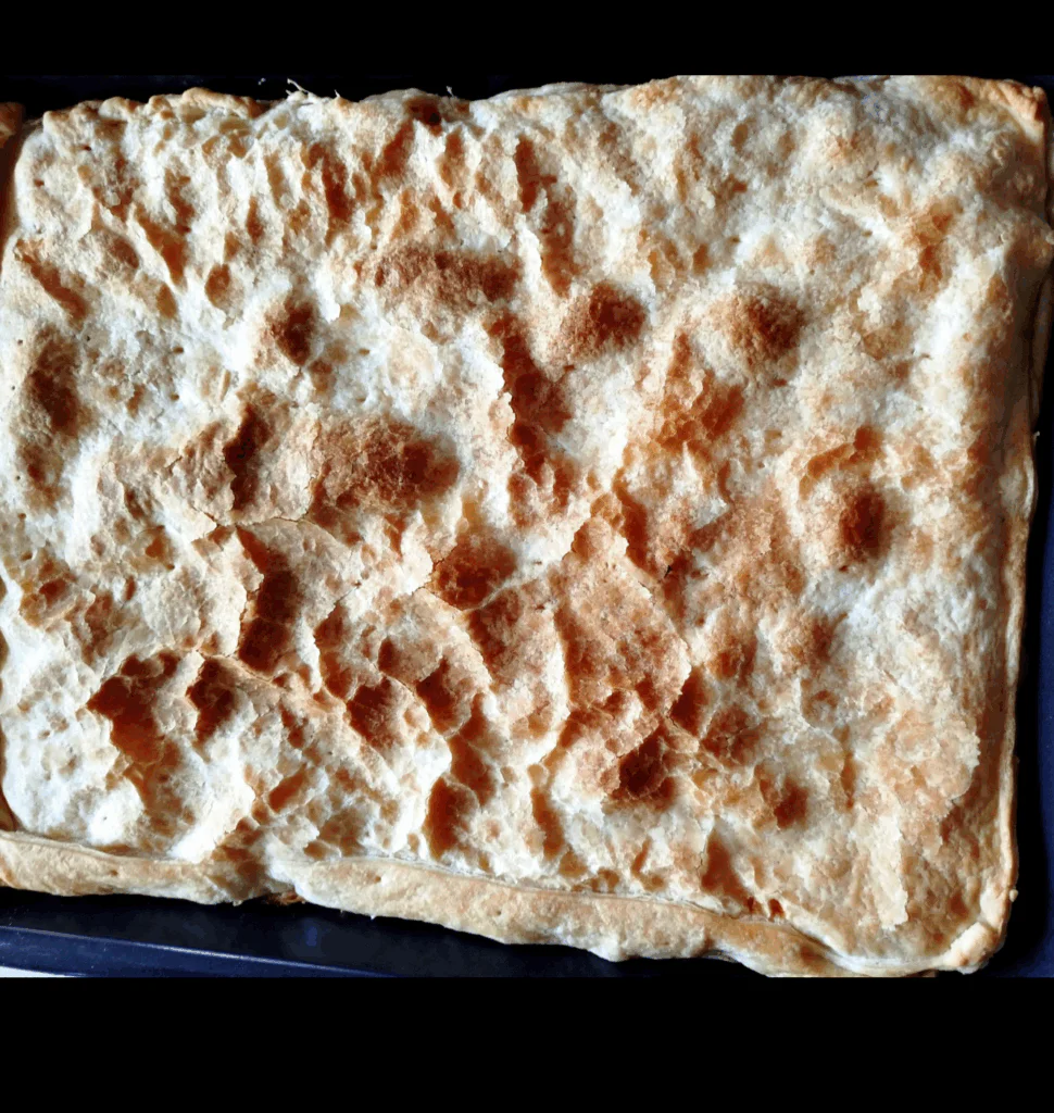 Upečené řezy vychladíme a poprášíme moučkovým cukrem.