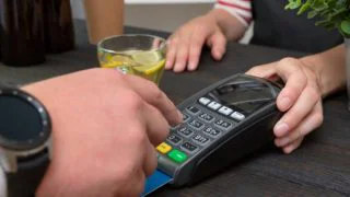 Platebním kartám a hotovosti odzvonilo: Lidl a Kaufland přichází s revolučním řešením