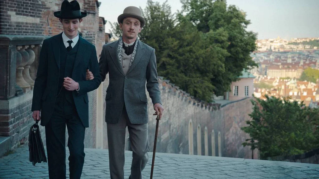 Rozpolcený svět Franze Kafky ožívá na plátnech. Biografické drama míří do kin