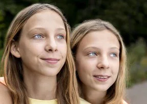 Dvě mladé dívky dvojčata