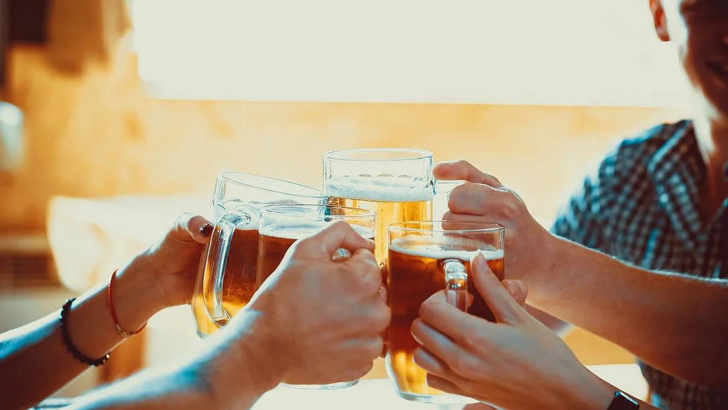 Hospodský kvíz začíná: 6 piv, 10 otázek a žádné výmluvy