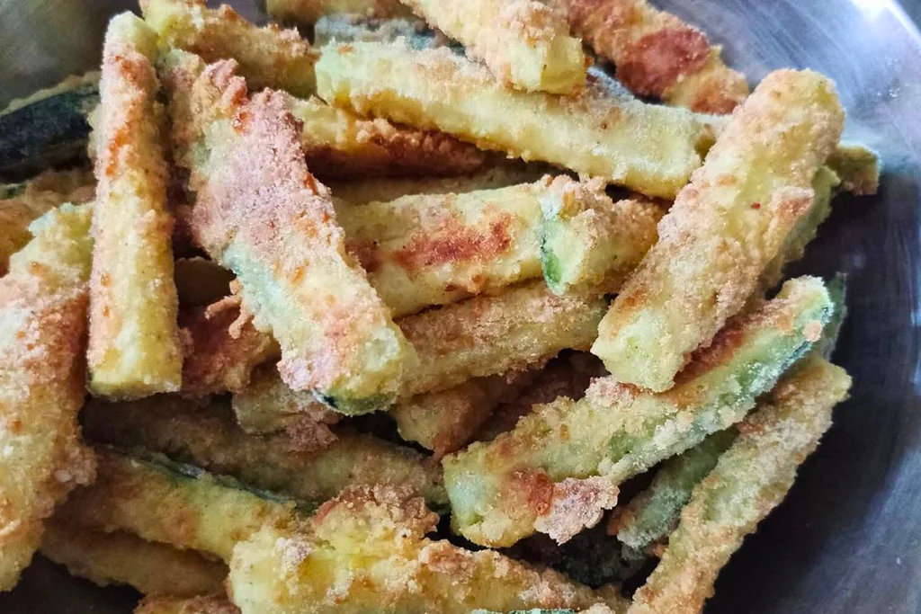 Recept na cuketové hranolky zapečené v troubě s čedarem.