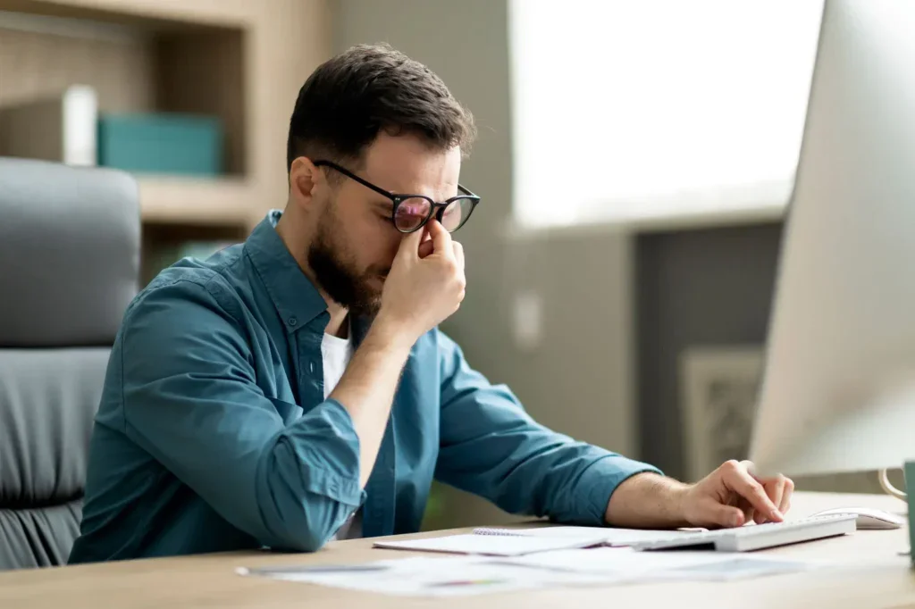 muže u počítače bolí oči