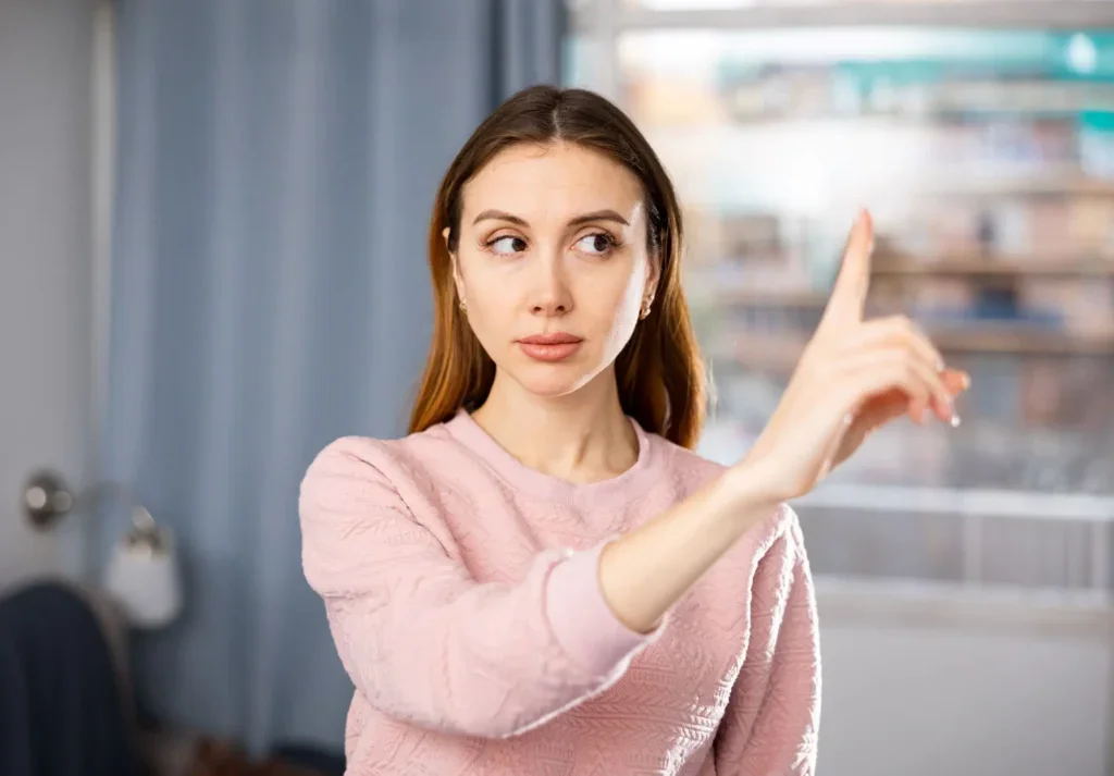 žena procvičuje oční gymnastiku