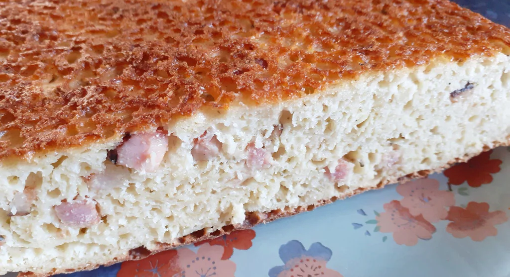 Bramborák z plechu - slaná buchta z kynutého bramborového těsta