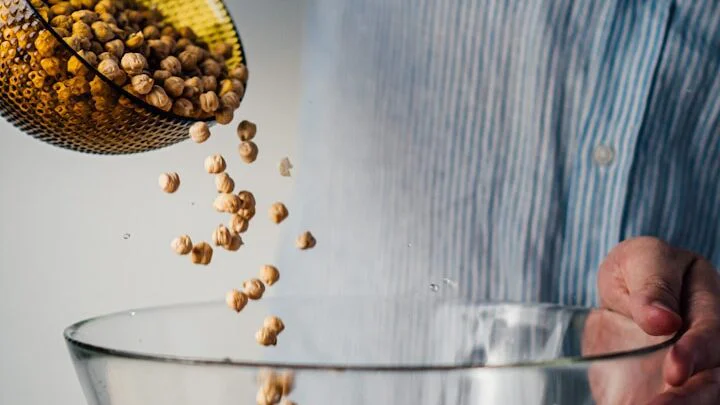 Voda z cizrny nebo fazolí