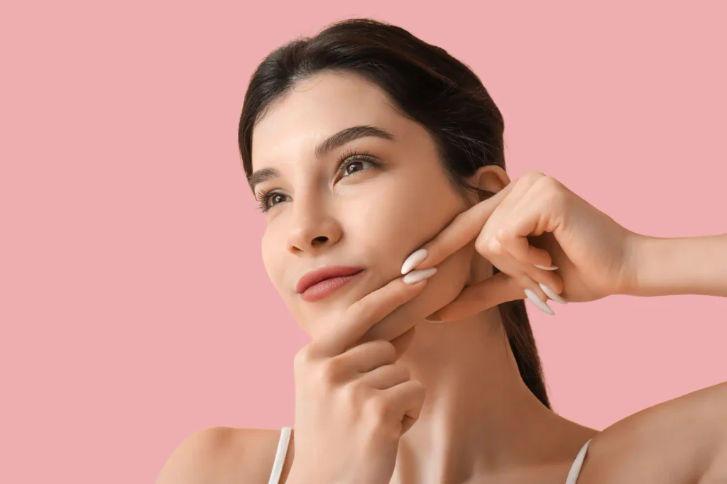 Mladá žena provádějící obličejovou jógu.