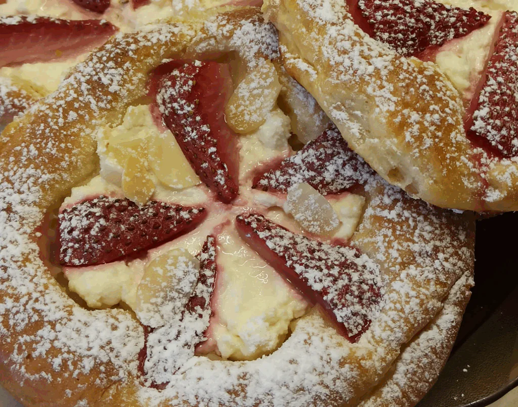 Obrázek k receptu na kynuté koláče s jahodami