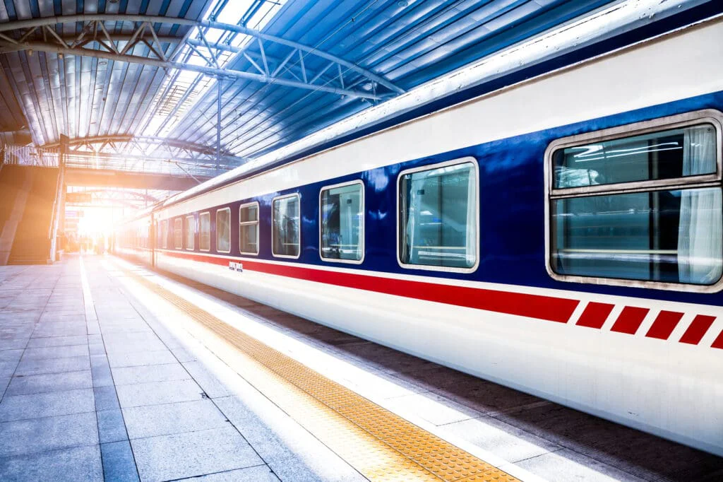 Vysokorychlostní vlaky jako písty: Japonsko bojuje s neviditelnou silou tunelů