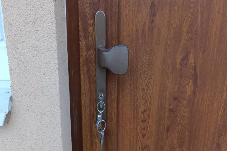 jak otevřít zabouchnuté dveře