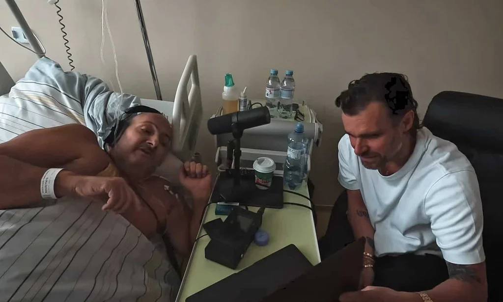 Leoš Mareš u Patrika Hezuckého v nemocnici. Zdroj: YouTube/ @lepsiuztonebude