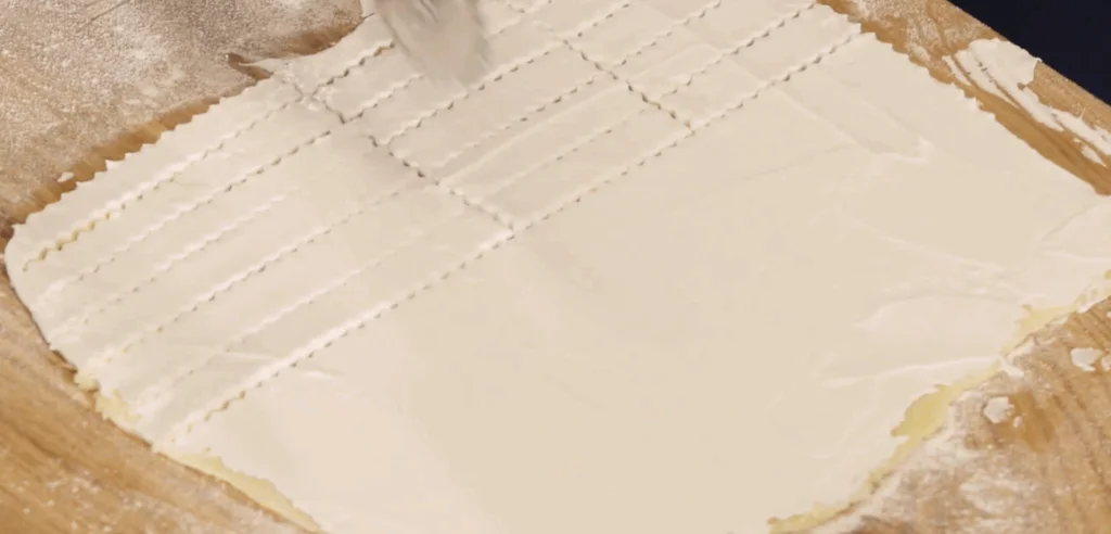 Radílkem nakrájíme na tyčinky cca 4x1 cm.