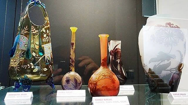 Poklady, které obletěly svět a vracejí se domů. Dnes už váza není jen „retro doplněk“