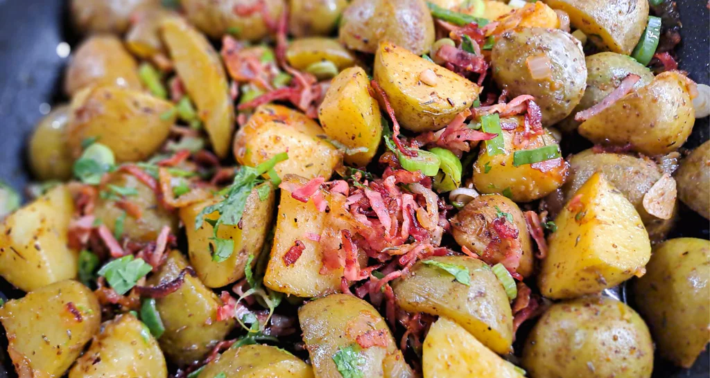 Obrázek receptu na sedlácké brambory s cibulkou a slaninou.