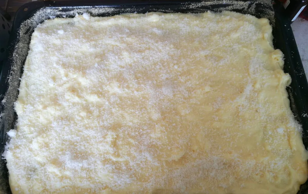 Výborné piškotové řezy s pudinkem a kokosem