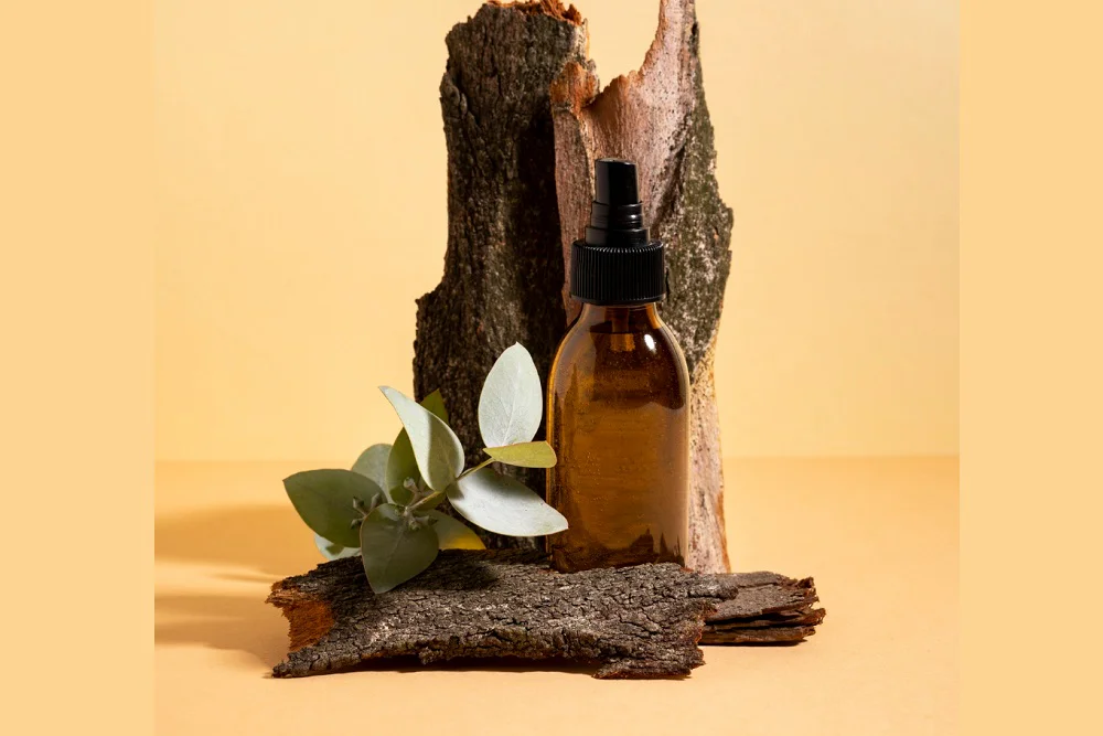 Borová kůra a lahvička s kapátkem s borovicovým extraktem