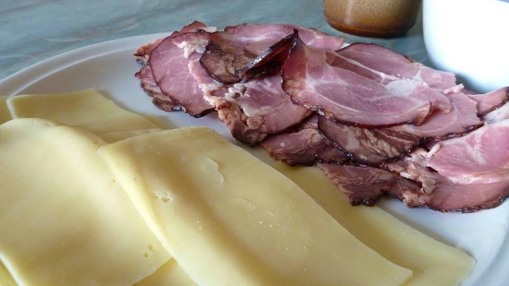 Není to vtip, cenu obyčejného sýra teď skutečně řeší celé Česko