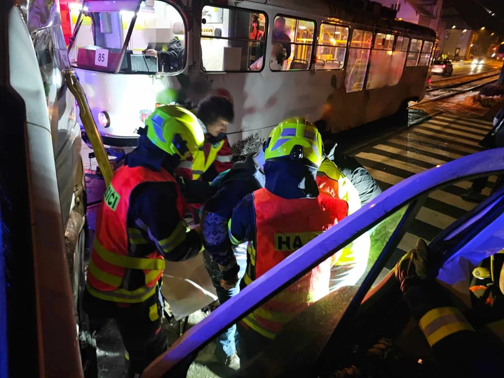 Nehoda tramvaje a dodávky v Liberci. Foto: HZS LK