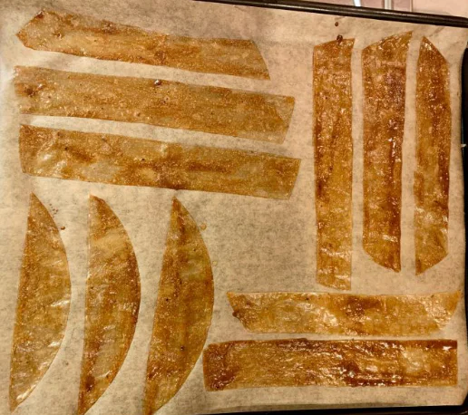 Namočíme do omáčky a ukládáme na plech s pečícím papírem.