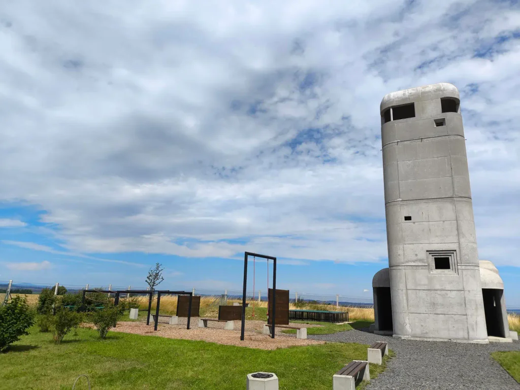 Rozhledna Šibenice za krásného dne. Vidět je i menší hřiště, které se u ní nachází.