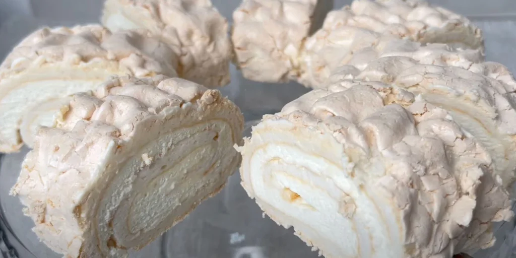 Obrázek receptu na Meringue roll, nadýchaná pusinková roláda se šlehačkou