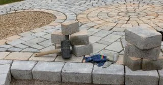 Vhodně zvolená venkovní dlažba vám ušetří práci i zdraví