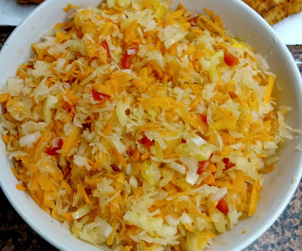 Vitamínová bomba v salátu z kysaného zelí