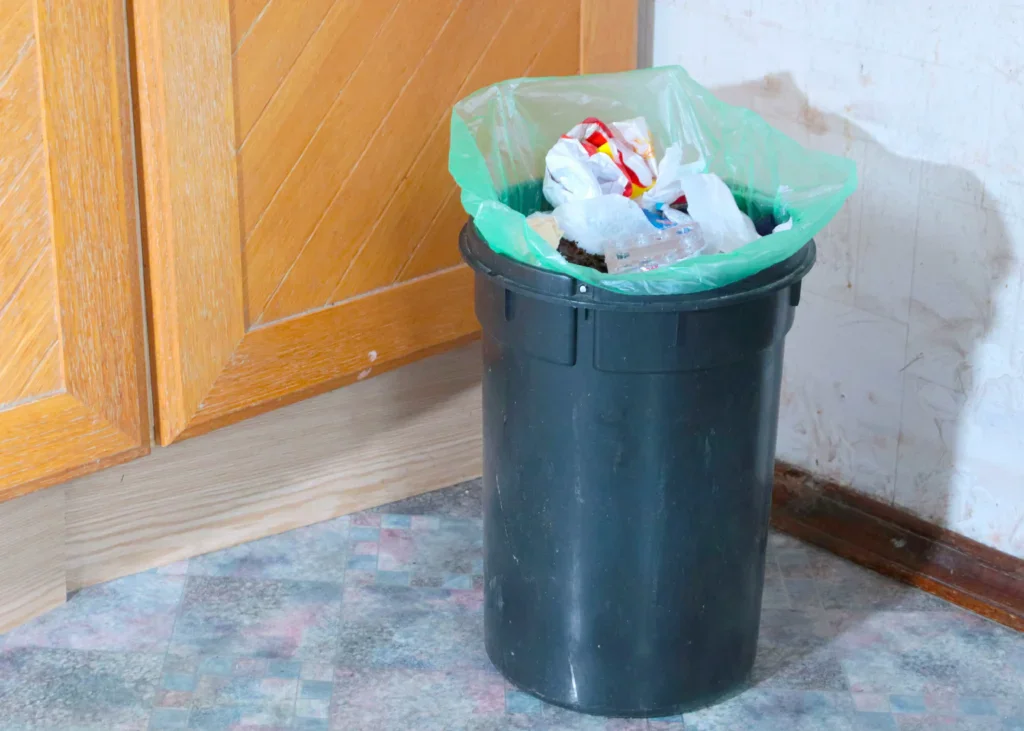 plný odpadkový koš