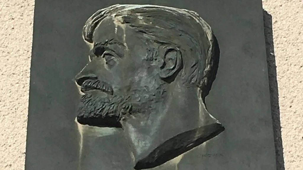 Janoušek udělal kariéru u maďarských i slovenských komunistů, kandidoval proti TGM, jeho syn byl brutálním vyšetřovatelem