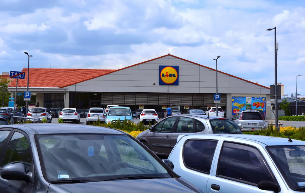 Dáte stěrač nahoru a vidíte bankovku. O pár dnů později můžete přijít i o střechu nad hlavou. Podvodníci mění taktiku.