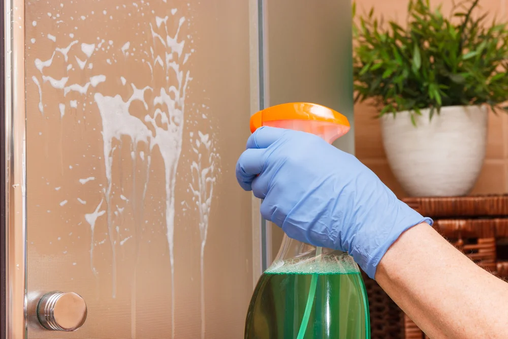 Čištění sprchového koutu, rozprašovač, gumové rukavice