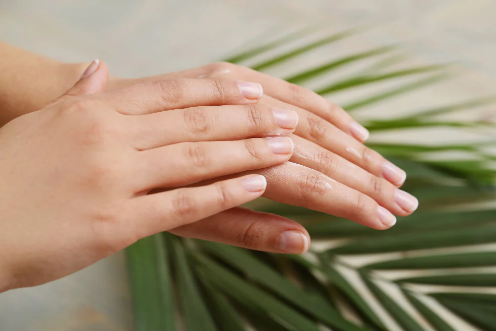 Detail rukou provádějících samomasáž