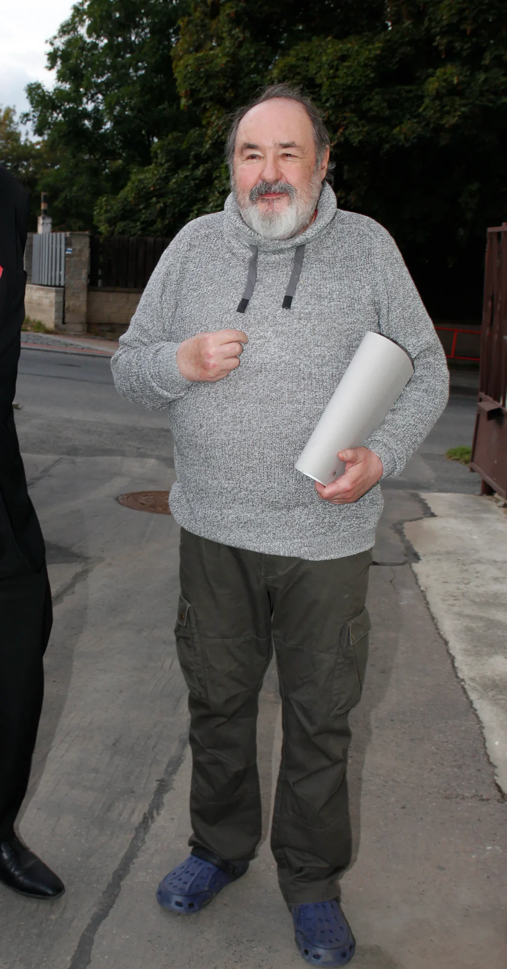 Takhle bydlí bavič Petr Novotný: Řeporyje jsou jeho domovem už 50 let, uvnitř čeká velké překvapení.