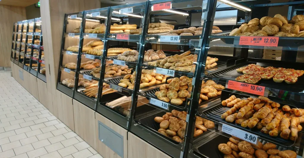 Regál s čerstvým pečivem v supermarketu