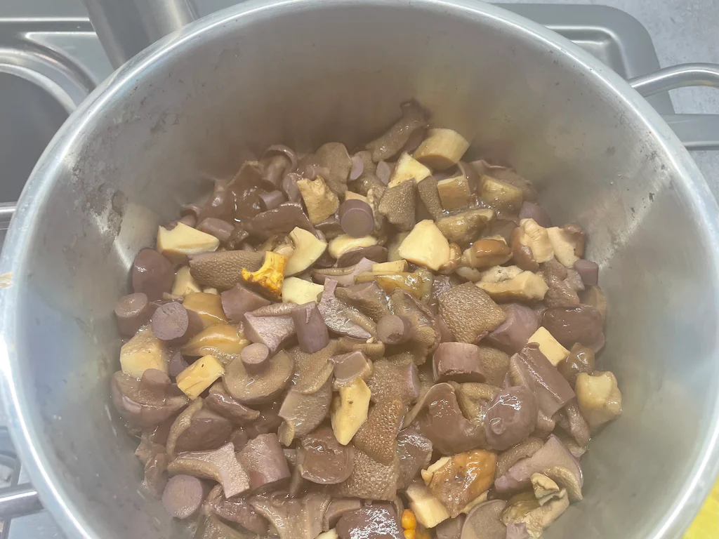 Klouzek kravský při zavařování hub