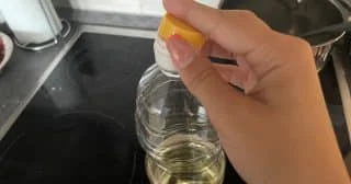 Zátka uvnitř hrdla oleje se nemá vyhazovat. Má totiž svou funkci, a sice snazší nalévání