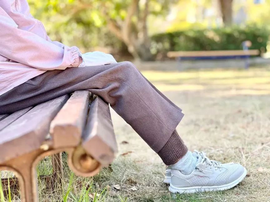 Seniorka v pohodlných kalhotách 