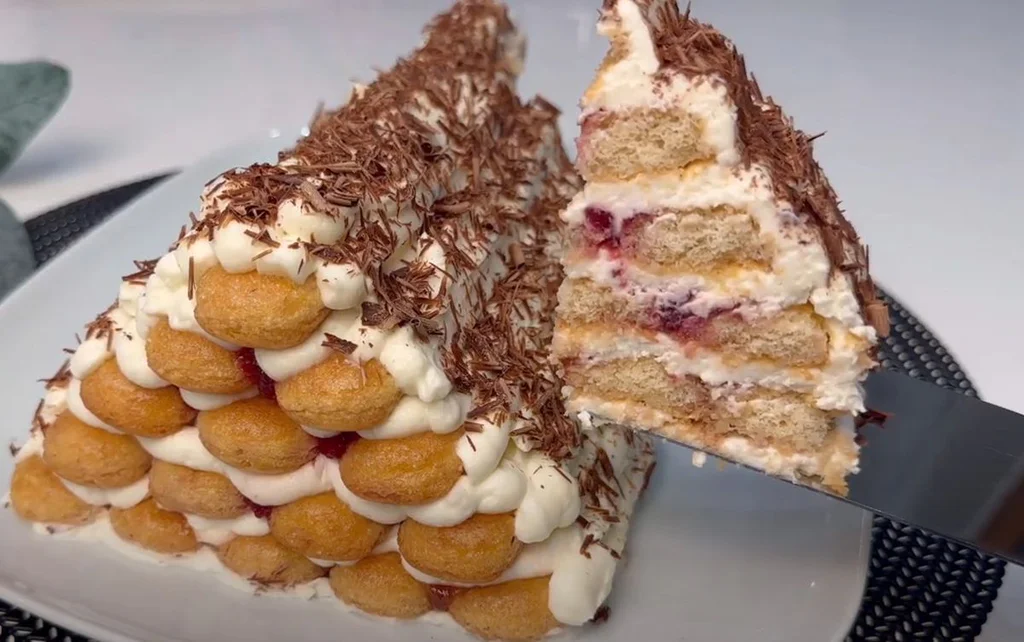 Obrázek receptu na Piškotovou střechu - nepečený dezert plný krému a ovocné chuti