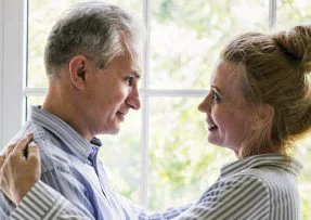 Štastný starší manželský pár