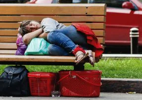 bezdomovkyně na lavičce