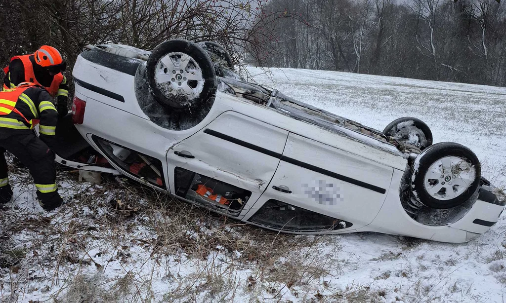 Řidič v Petrůvce převrátil škodovku na střechu. Foto: HZS
