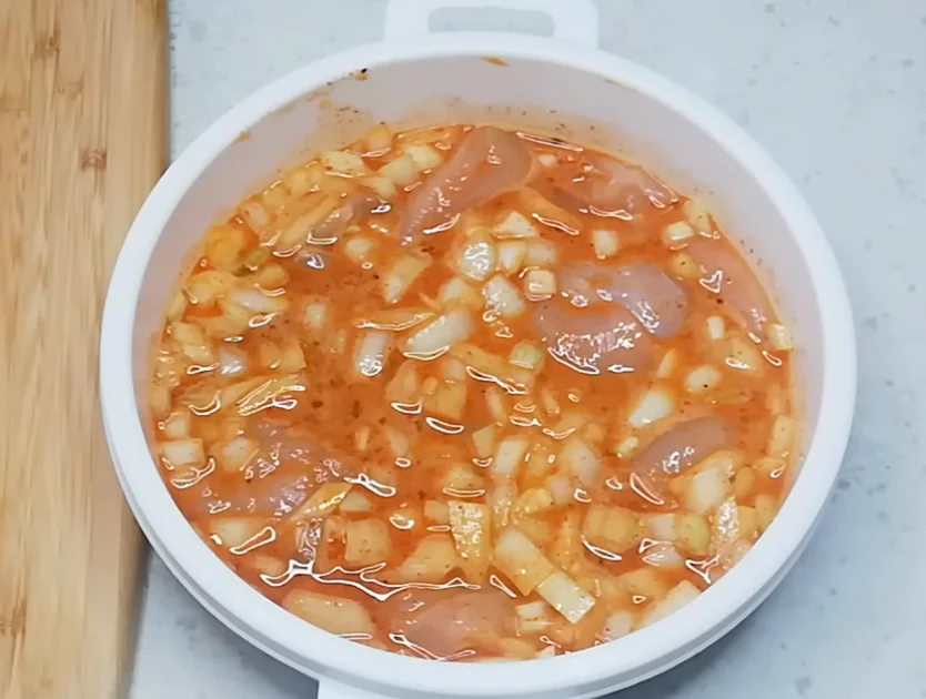 Kuřecí maso na nudličky naložíme do pikantní marinády